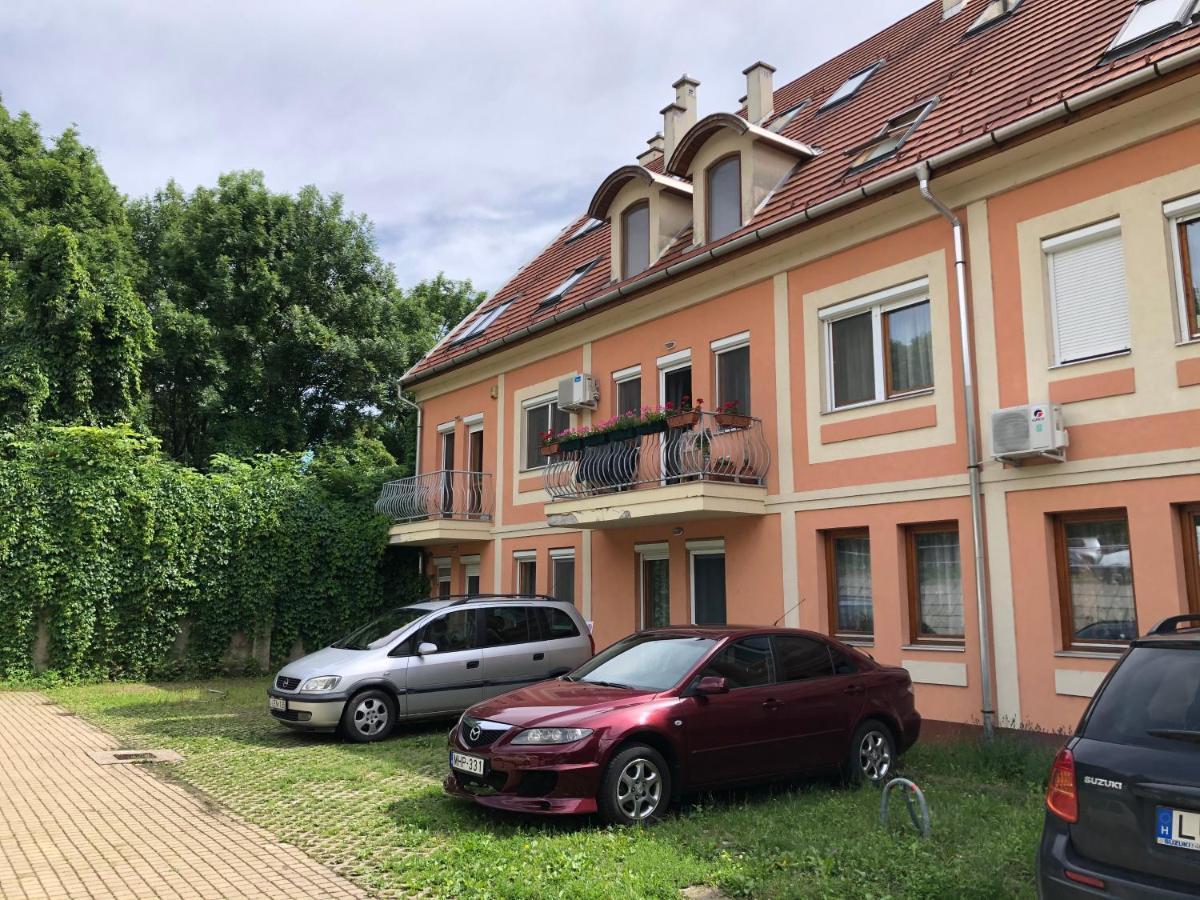 Capri Apartman Eger Luaran gambar