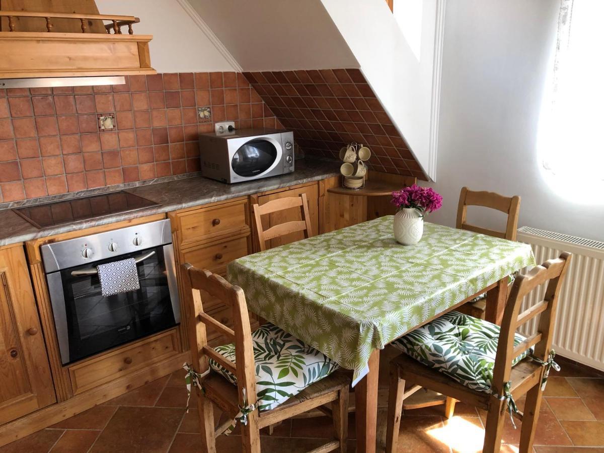 Capri Apartman Eger Luaran gambar