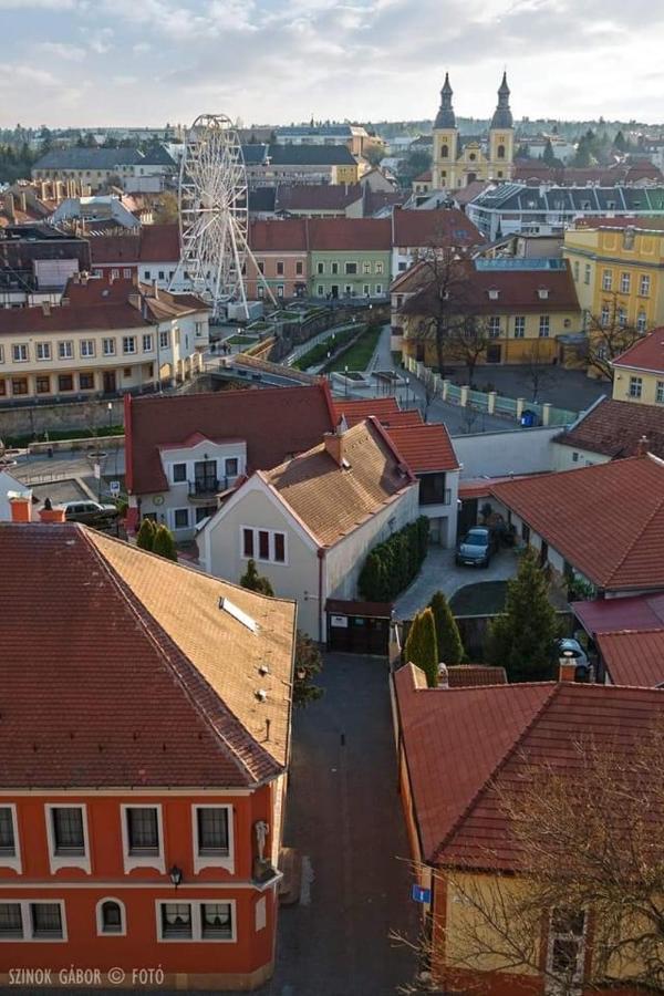 Capri Apartman Eger Luaran gambar